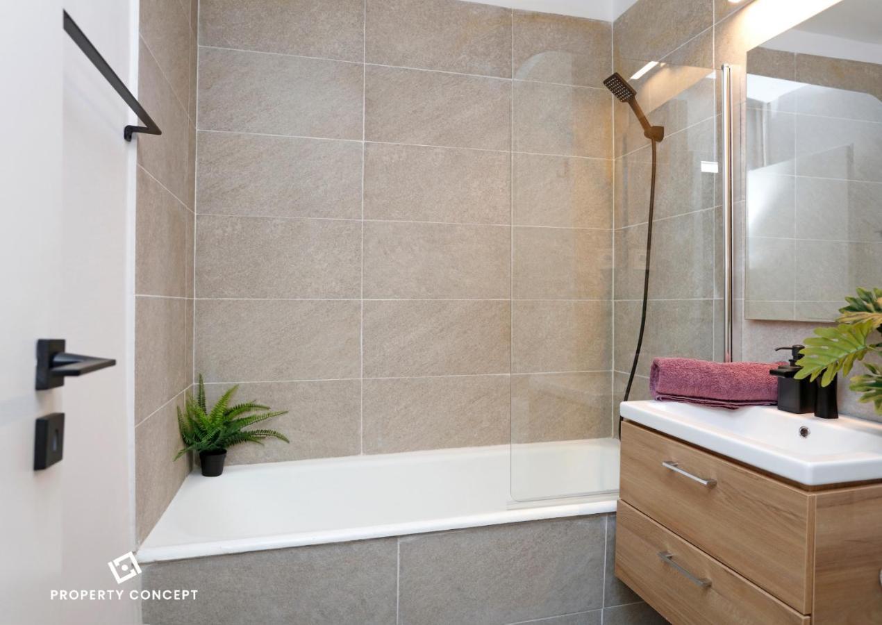 Brand New Lovely Close To Favorit Metro Station Appartamento *